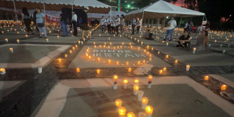 Familias de desaparecidos prenden 5 mil veladoras en Palacio de Gobierno en exigencia de justicia