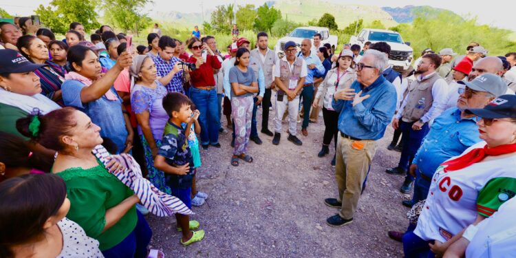 A nadie se les va a dejar de ayudar, señala Gobernador Rocha ante afectados por lluvias en Ahome