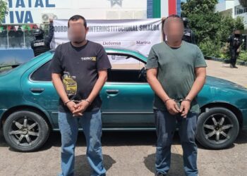 Grupo Interinstitucional detiene a 2 civiles en vehículo con reporte de robo en Culiacán