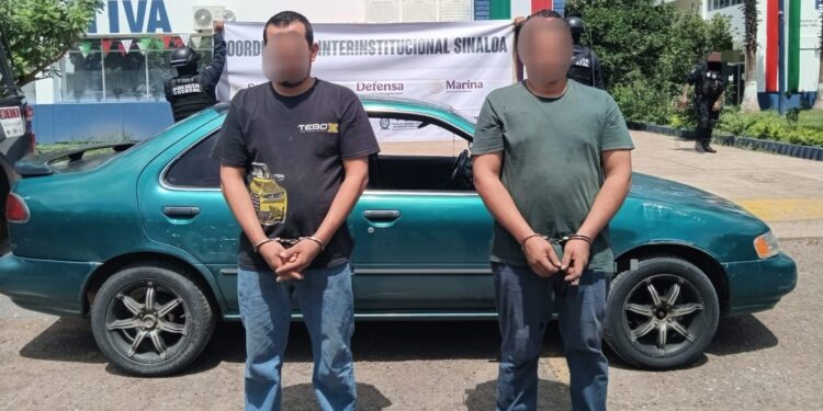 Grupo Interinstitucional detiene a 2 civiles en vehículo con reporte de robo en Culiacán