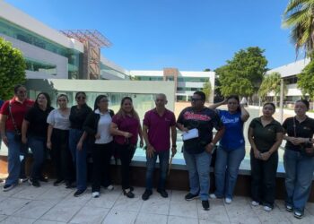 Docentes y padres de familia protestan en SEPyC para exigir suspensión de clases presenciales en Villa Juárez