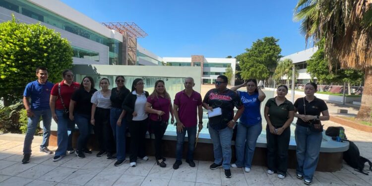 Docentes y padres de familia protestan en SEPyC para exigir suspensión de clases presenciales en Villa Juárez