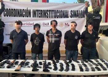 Grupo Interinstitucional detiene a 5 hombres con armamento y camionetas en Stanza Toscana, Culiacán