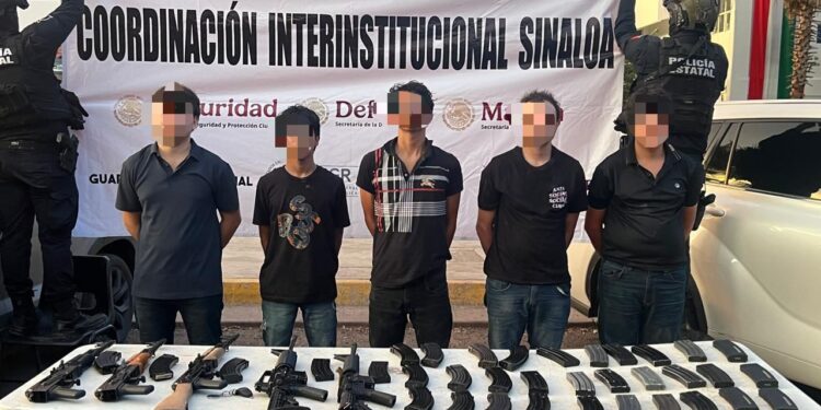 Grupo Interinstitucional detiene a 5 hombres con armamento y camionetas en Stanza Toscana, Culiacán