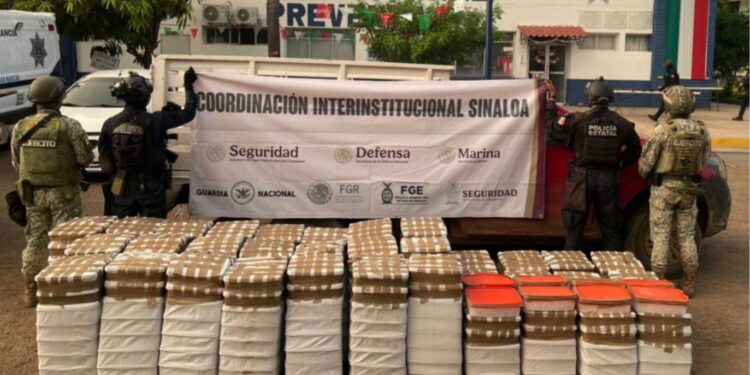 Durante un operativo de búsqueda en Culiacán, el Grupo Interinstitucional localizó una camioneta y, en su interior, paquetes con más de 1000 kilos de presunta metanfetamina