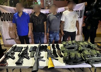 Detienen a 4 civiles con armas largas, cargadores, cartuchos y equipo táctico