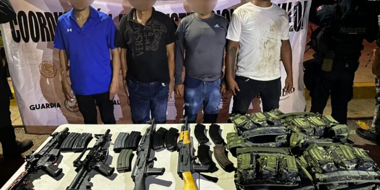 Detienen a 4 civiles con armas largas, cargadores, cartuchos y equipo táctico