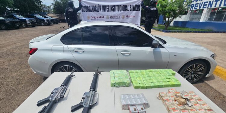 En Culiacán, el Grupo Interinstitucional asegura un vehículo con 2 fusiles y más de 2 mil cartuchos