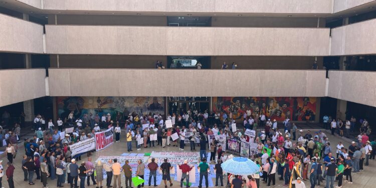 Jubilados de la UAS rechazan reingeniería y piden intervención del gobernador Rocha