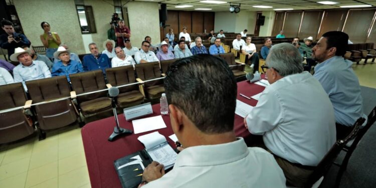 Sostiene gobernador Rocha reunión de trabajo con liderazgos agrícolas del estado