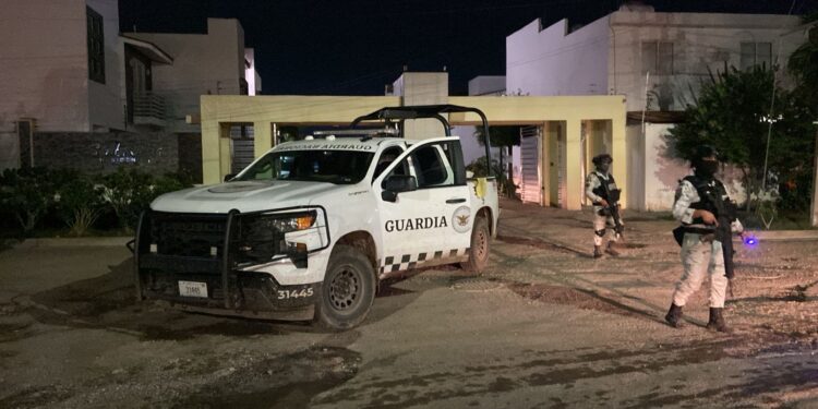 Fuerzas federales realizan operativo en el sector Bugambilias por denuncia en vivo de gente armada