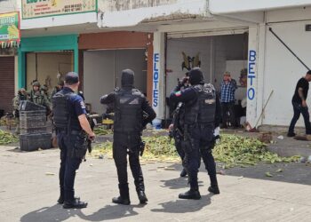 Atacan negocio de venta de elotes en el Mercado de Abastos; hay dos heridos a balazos