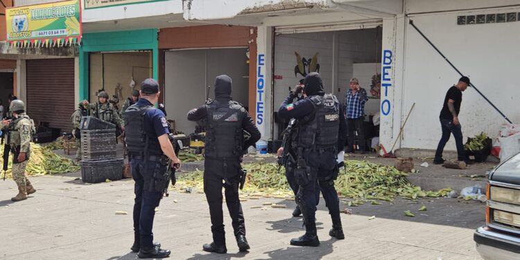 Atacan negocio de venta de elotes en el Mercado de Abastos; hay dos heridos a balazos