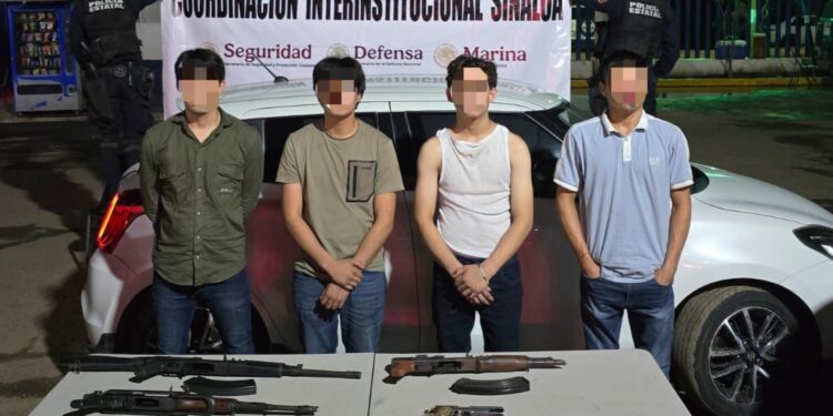 En Culiacán, detienen a 4 civiles con armamento exclusivo y tres vehículos con reporte de robo