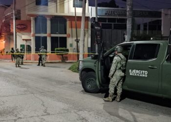 Atacan a balazos a dos hombres frente a un restaurante de la Guadalupe