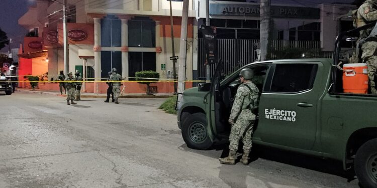 Atacan a balazos a dos hombres frente a un restaurante de la Guadalupe