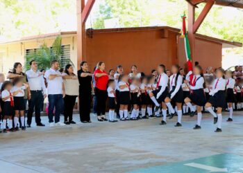 José Paz López entrega desayunos fríos en primaria de Badiraguato