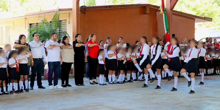 José Paz López entrega desayunos fríos en primaria de Badiraguato