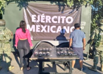 Un hombre y una mujer en un vehículo con presuntas drogas, fueron asegurados por el Grupo Interinstitucional en Ahome