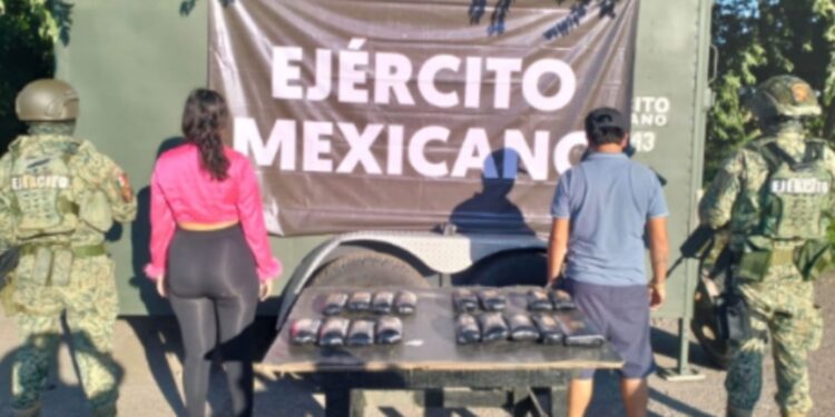 Un hombre y una mujer en un vehículo con presuntas drogas, fueron asegurados por el Grupo Interinstitucional en Ahome