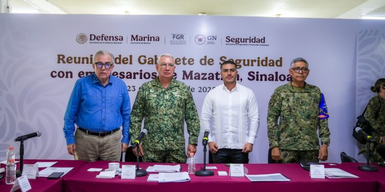Anuncia gobernador Rocha fortalecimiento de operativos en Mazatlán, con elementos de Defensa y SSyPC