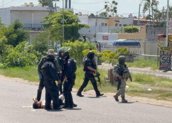 Grupo armado levanta a elemento de la PEP y tras una persecución lo rescatan herido y eliminan a unos de los responsables