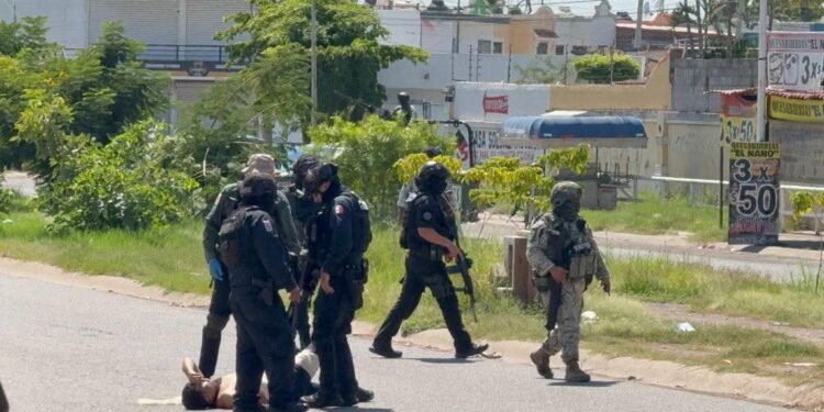 Grupo armado levanta a elemento de la PEP y tras una persecución lo rescatan herido y eliminan a unos de los responsables