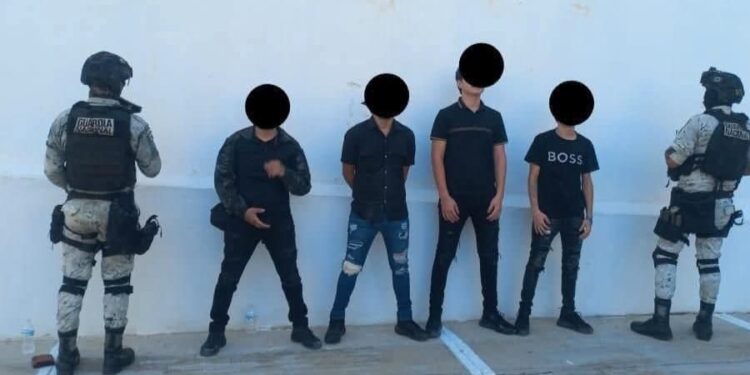 Tras balacera en Mazatlán, autoridades federales detienen a 5 presuntos sicarios