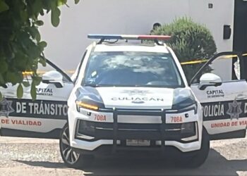 Asesinan con ráfagas de AK-47 a una pareja de elementos de Tránsito en Culiacán