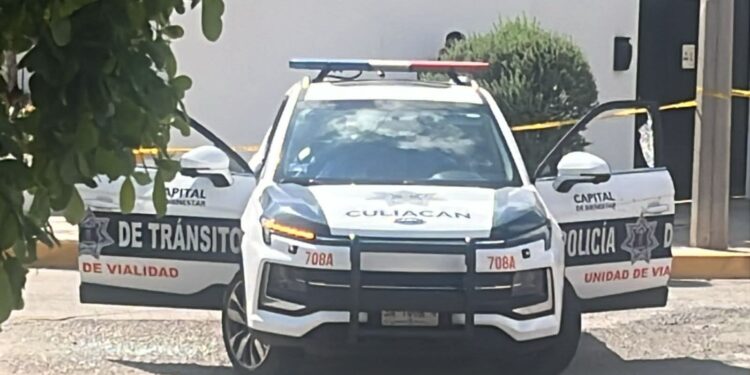 Asesinan con ráfagas de AK-47 a una pareja de elementos de Tránsito en Culiacán