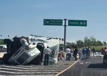 Un trailer que transportaba despensas para los damnificados se volvo y la rapiña se llevó cientos de despensas