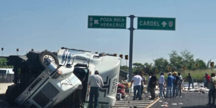 Un trailer que transportaba despensas para los damnificados se volvo y la rapiña se llevó cientos de despensas