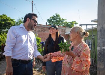 Alcalde lleva apoyos a las 153 familias afectadas por las lluvias en Culiacán