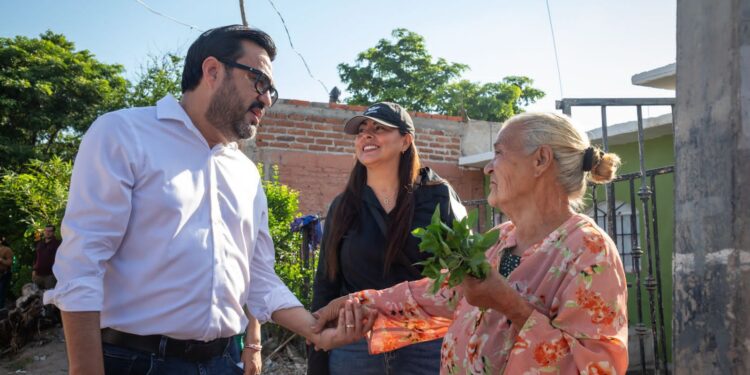 Alcalde lleva apoyos a las 153 familias afectadas por las lluvias en Culiacán