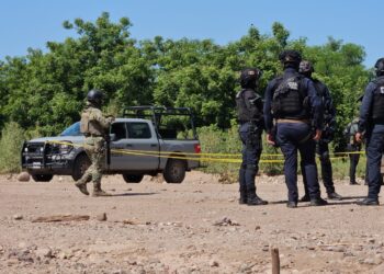 Hallan a un hombre no identificado asesinado a balazos y encobijado