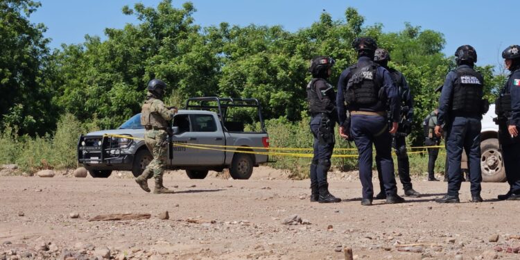 Hallan a un hombre no identificado asesinado a balazos y encobijado