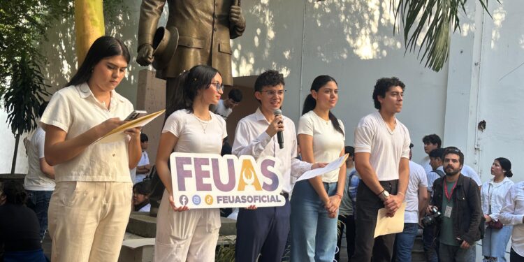 Estudiantes de la UAS marchan en conmemoración del 2 de Octubre y reafirman lucha por los derechos