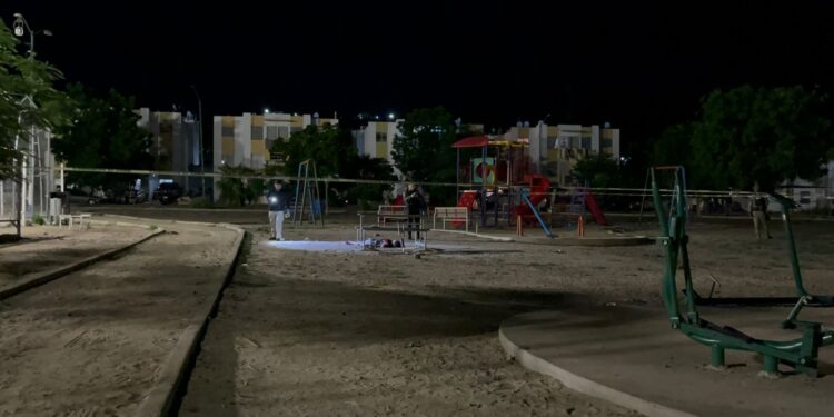 Acribillan a balazos a dos medios hermanos en Alturas del Sur; uno de ellos falleció