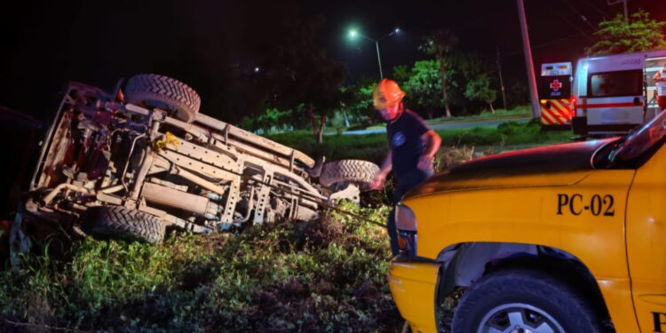Fallece una mujer en volcadura en Navolato