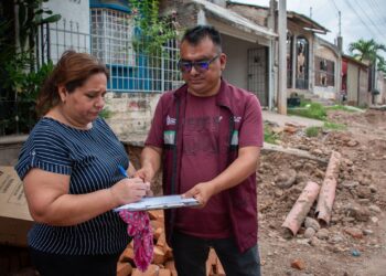 Supervisan vecinos avance y transparencia en obras de pavimentación en Culiacán