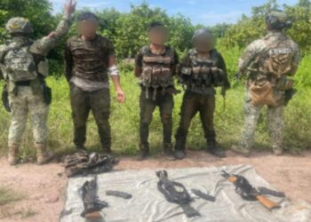 En Escuinapa, el Grupo Interinstitucional detiene a tres civiles con armas y municiones