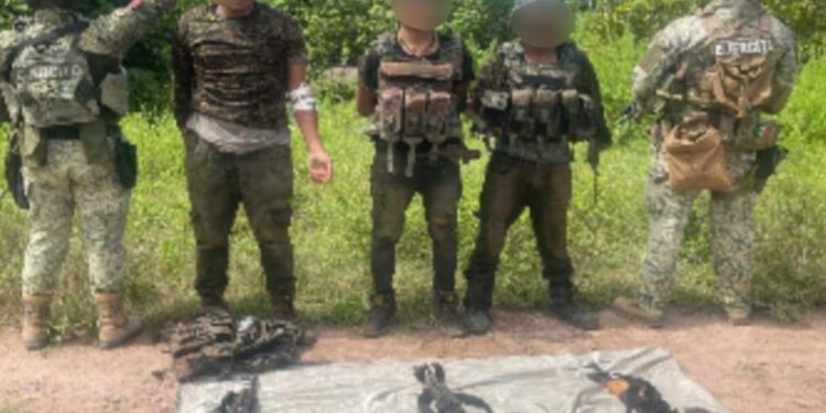 En Escuinapa, el Grupo Interinstitucional detiene a tres civiles con armas y municiones