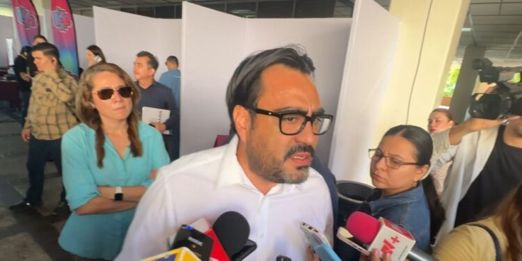 Desplazados aumentan ambulantaje en centro de Culiacán; alcalde buscará solución