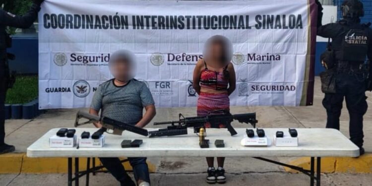 Aseguran en Villa Juárez a una pareja en poder de 2 fusiles, un lanzagranadas, una granada, cargadores abastecidos y radios