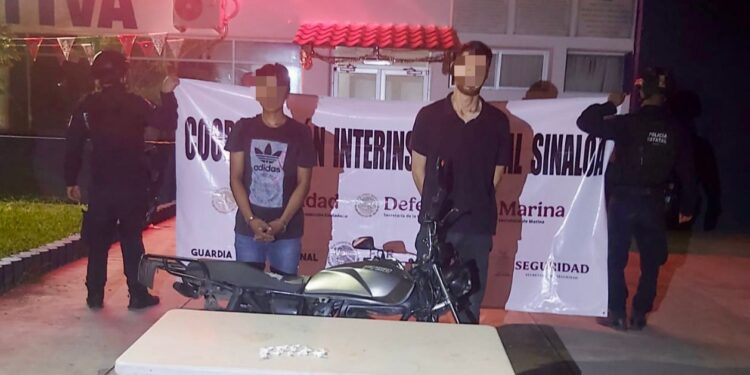 Grupo Interinstitucional detiene a 2 civiles en posesión de droga; circulaban en una motocicleta a exceso de velocidad y sin casco