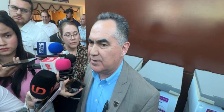 Madueña emite su voto; llama a la comunidad universitaria a participar libremente en la Consulta por la Reingeniería