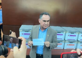 Rector de la UAS muestra su talón de cheque y acusa a Sergio Torres de oportunismo
