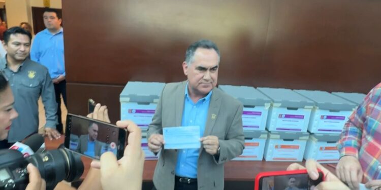 Rector de la UAS muestra su talón de cheque y acusa a Sergio Torres de oportunismo