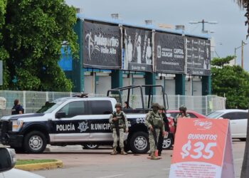 Confirman que sujetos en una camioneta Tiguan dispararon contra la fachada de la caseta de policía