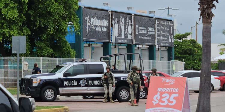 Confirman que sujetos en una camioneta Tiguan dispararon contra la fachada de la caseta de policía